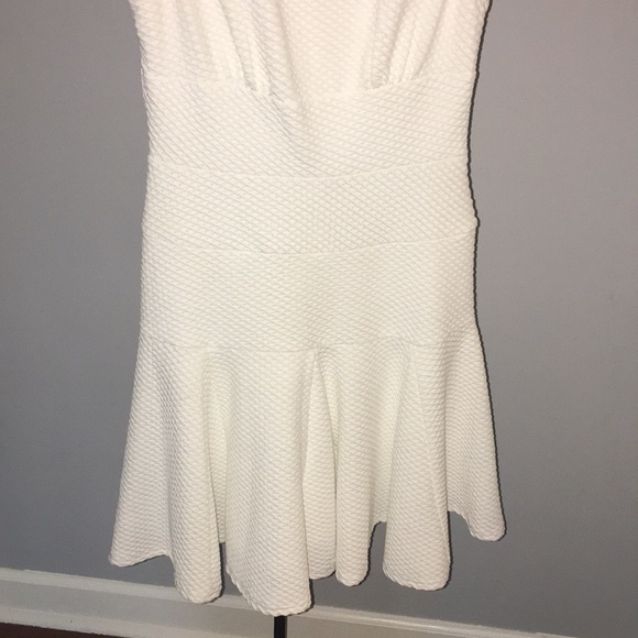 Pretty in White - Picture 3 of 5